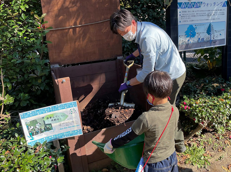 コンポストで腐葉土を作っています